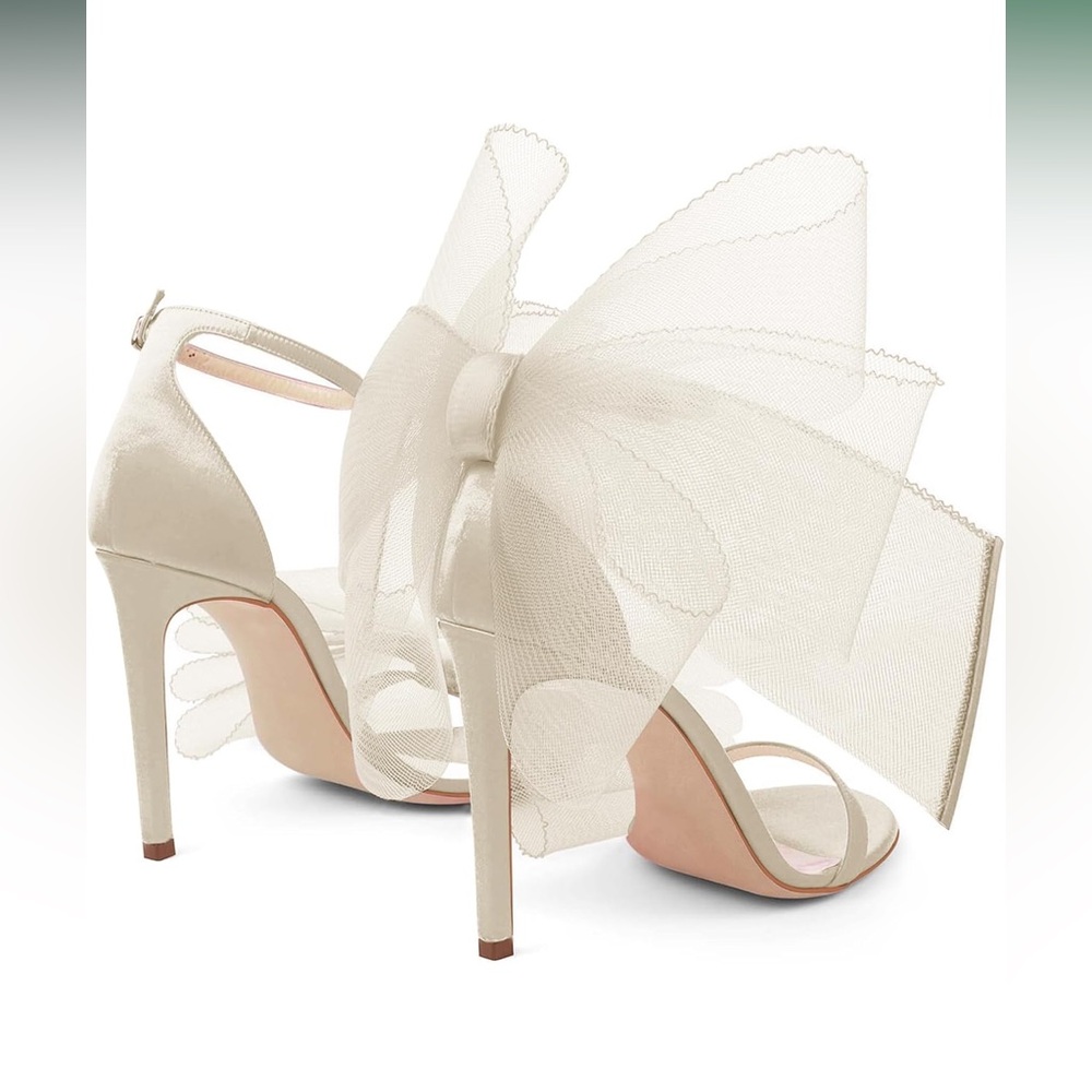 🟡5/$25 DEAL! Cream High Heels with Bow